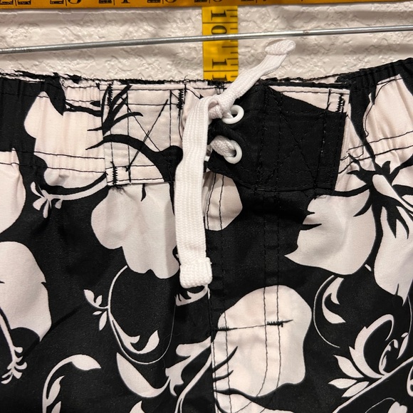 boys Hawaiian swim trunks - Picture 2 of 5